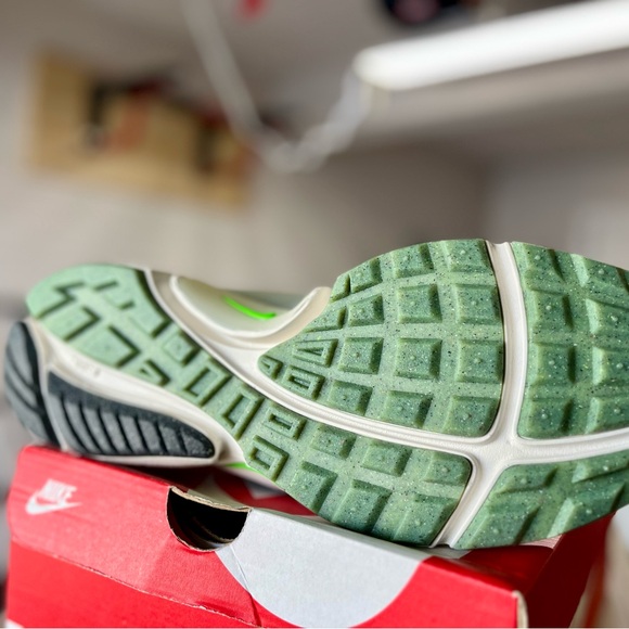 Nike Air Presto PRM Halloween in Smoke Grey and Scream Green